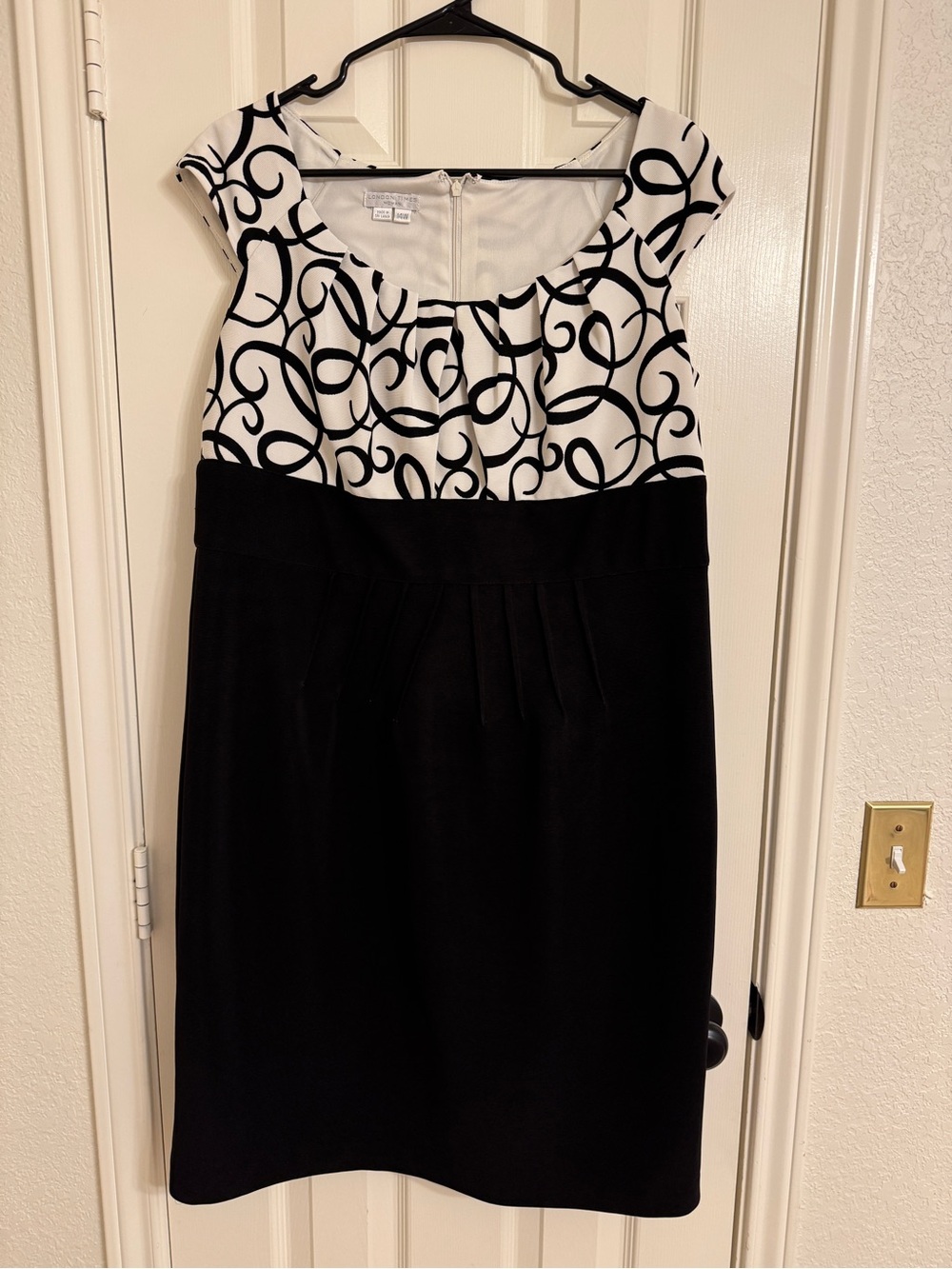 London Times Black and White Graphic Sheath Dress